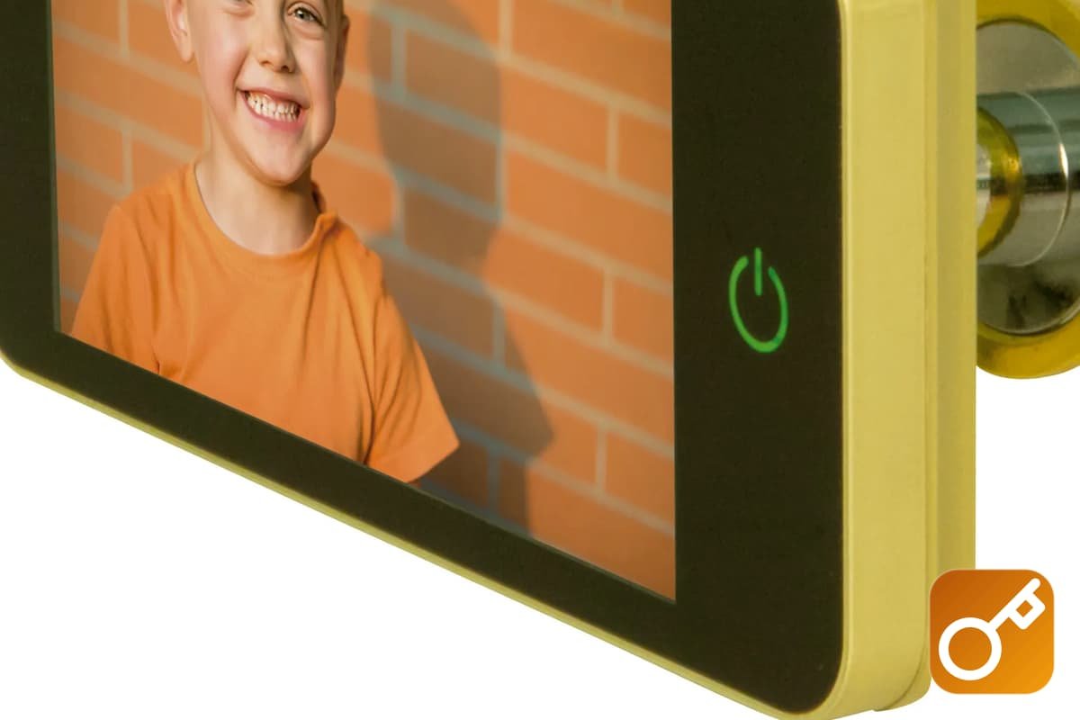Installazione mirilla digitale porta blindata a Cantù